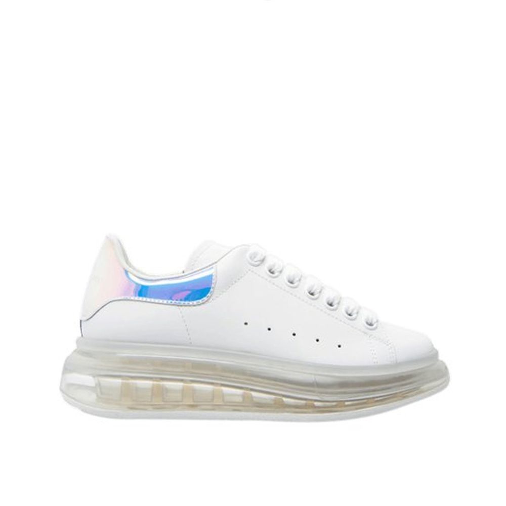 Übergroße Turnschuhe