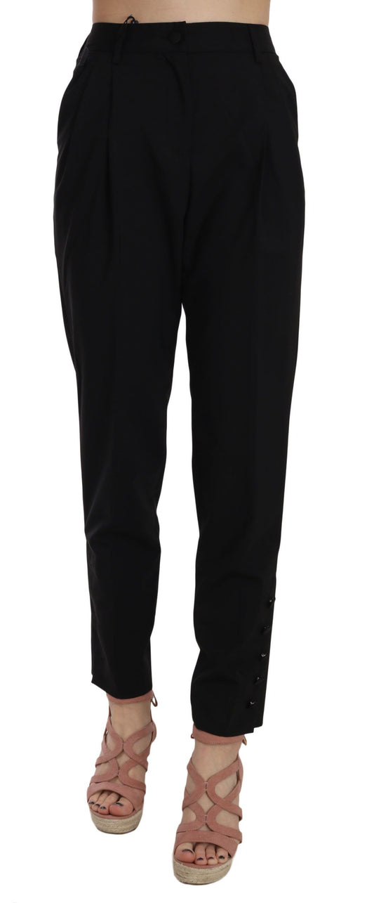 Schwarze, schmal zulaufende Hose mit Knopfleiste und Falten