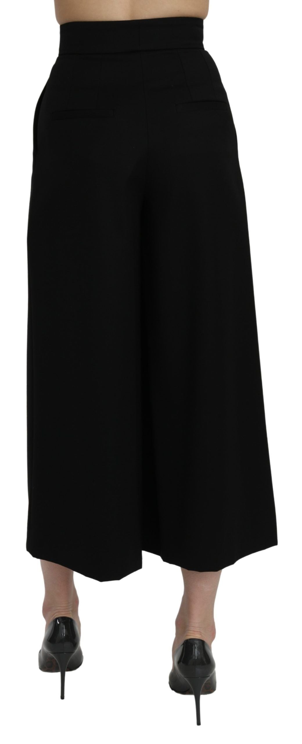 Schwarze, verkürzte Hose mit weitem Bein und hoher Taille