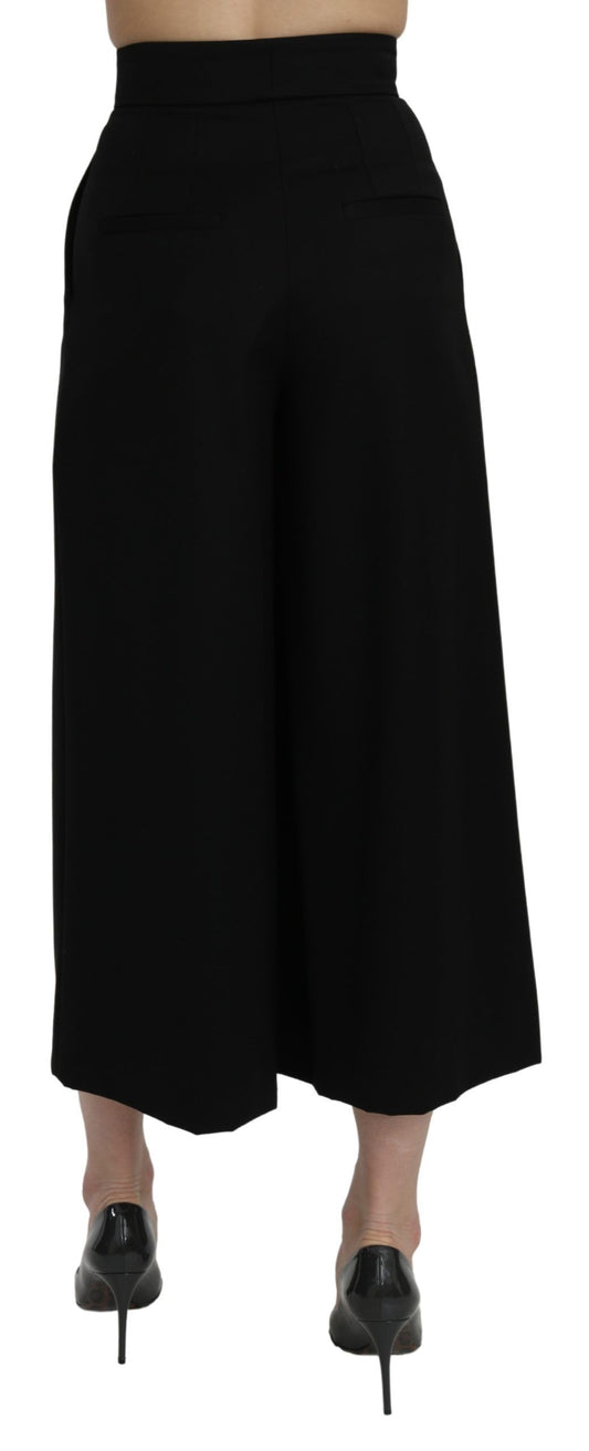 Schwarze, verkürzte Hose mit weitem Bein und hoher Taille