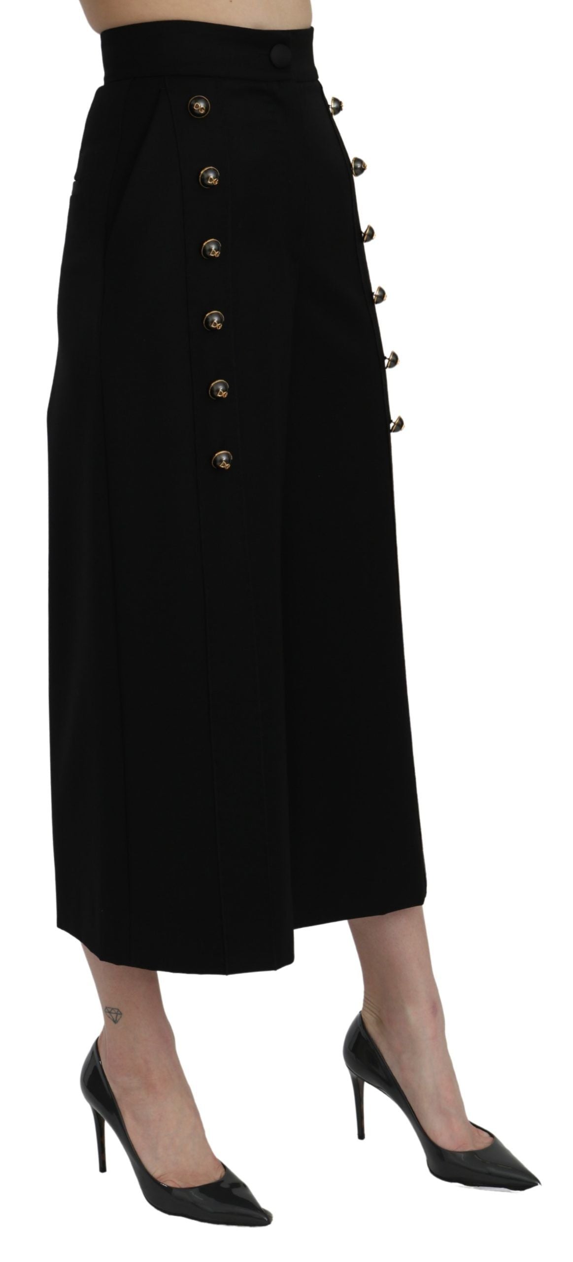 Schwarze, verkürzte Hose mit weitem Bein und hoher Taille