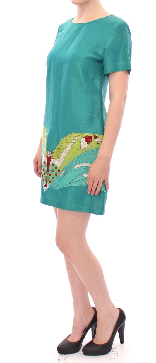 Grünes Minikleid über dem Knie