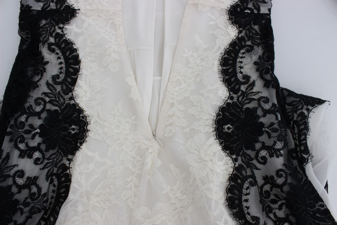 Weißes, bodenlanges Kleid aus floraler Spitze