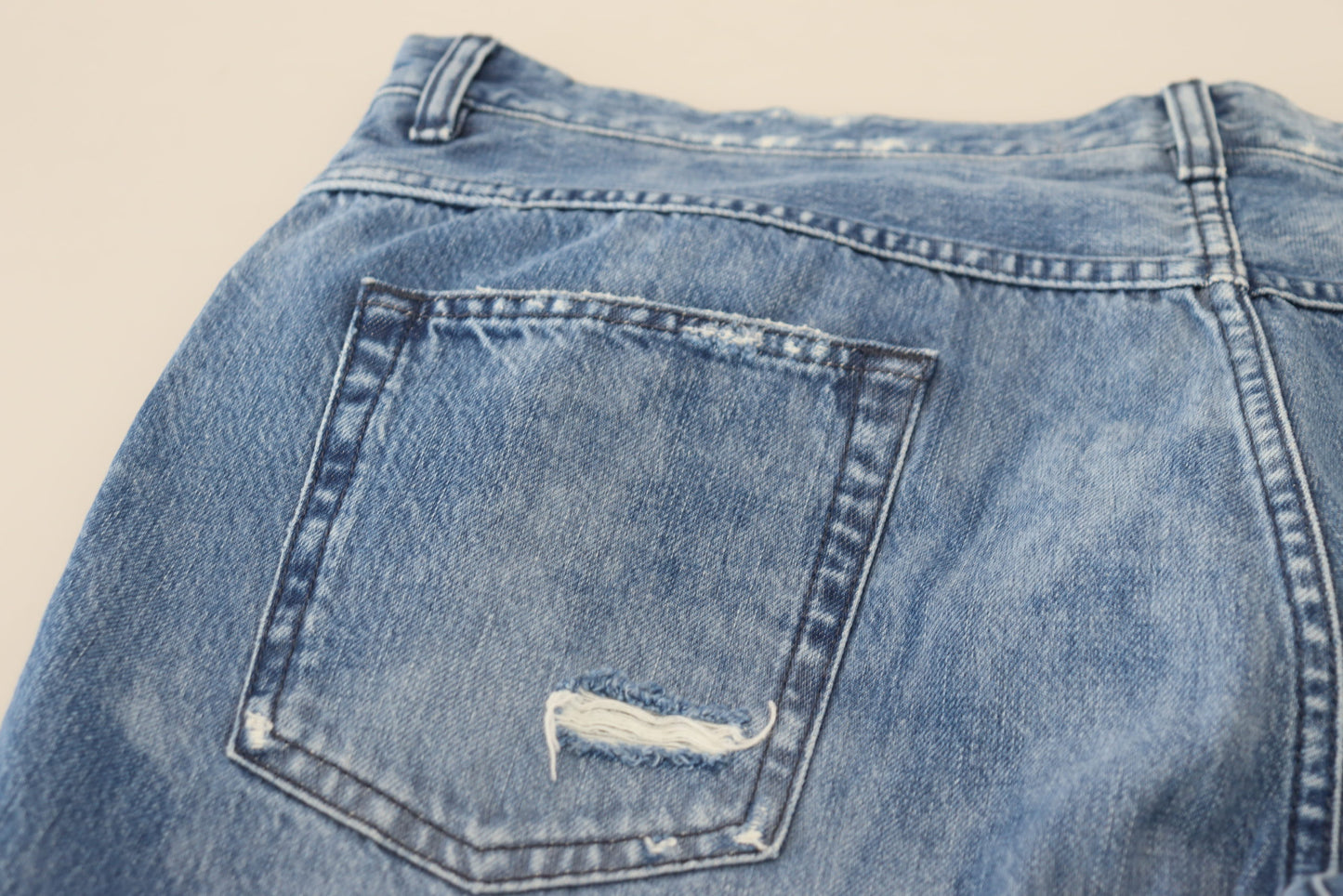 Blaue Jeans aus gewaschener Baumwolle