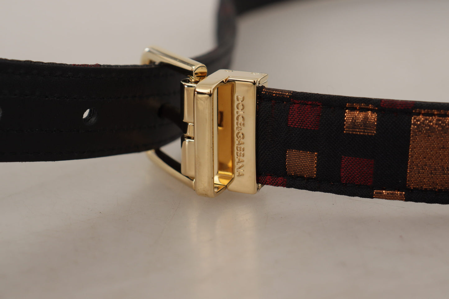 Mehrfarbiger Ledergürtel aus Jacquard mit goldener Metallschnalle