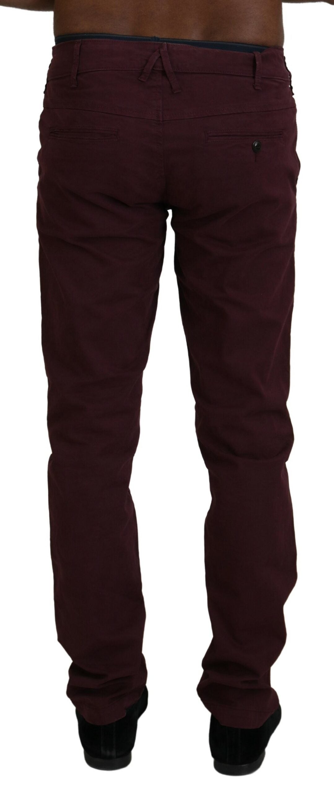 Kastanienbraune, enganliegende, lässige Herrenhose aus Baumwollstretch