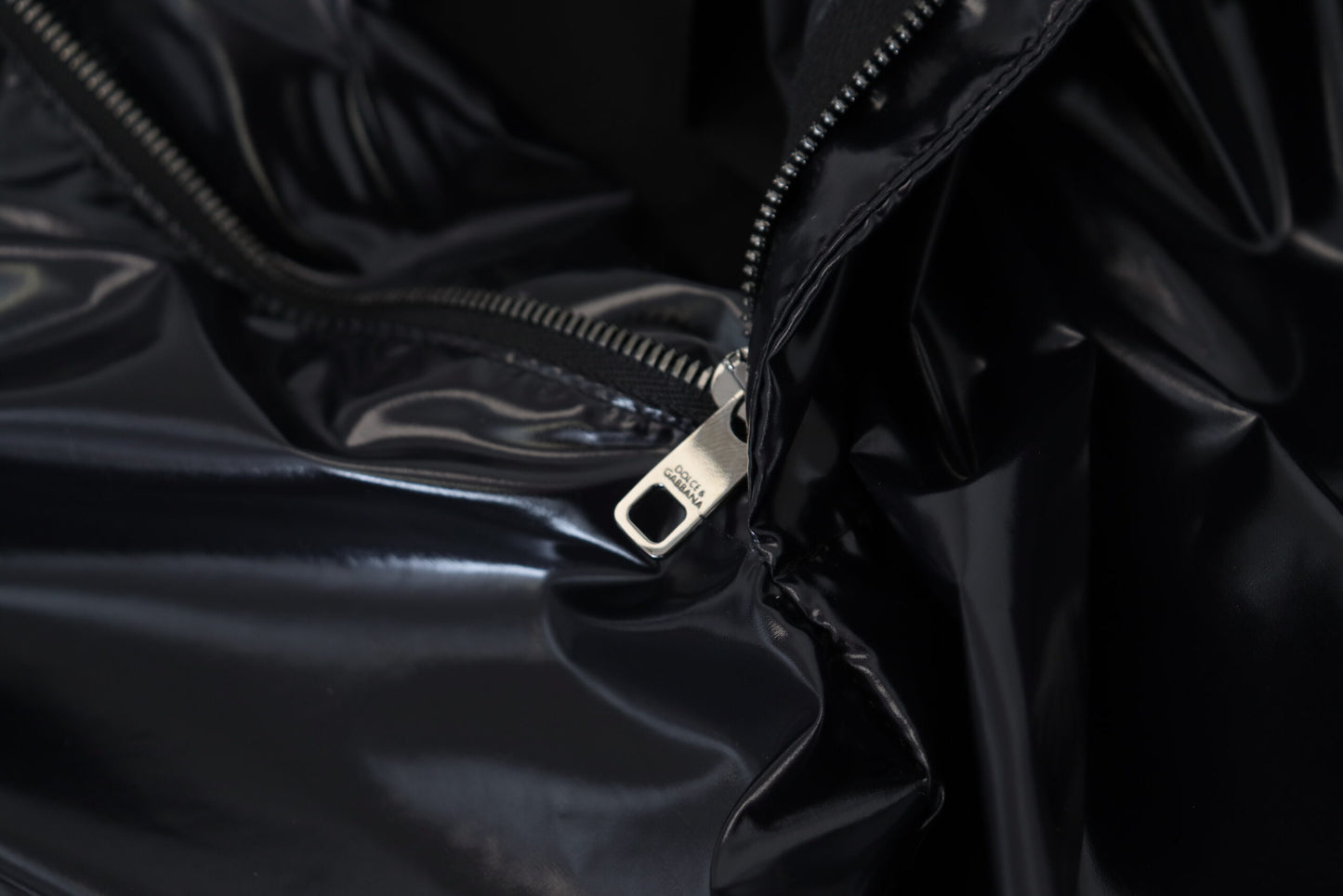 Schwarze, glänzende Nylon-Skinny-Herrenhose