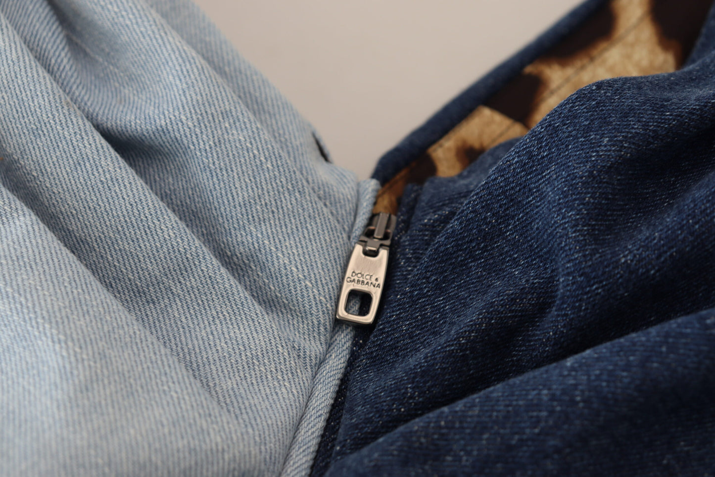 Zweifarbiges blaues Patchwork-Minikleid aus Denim