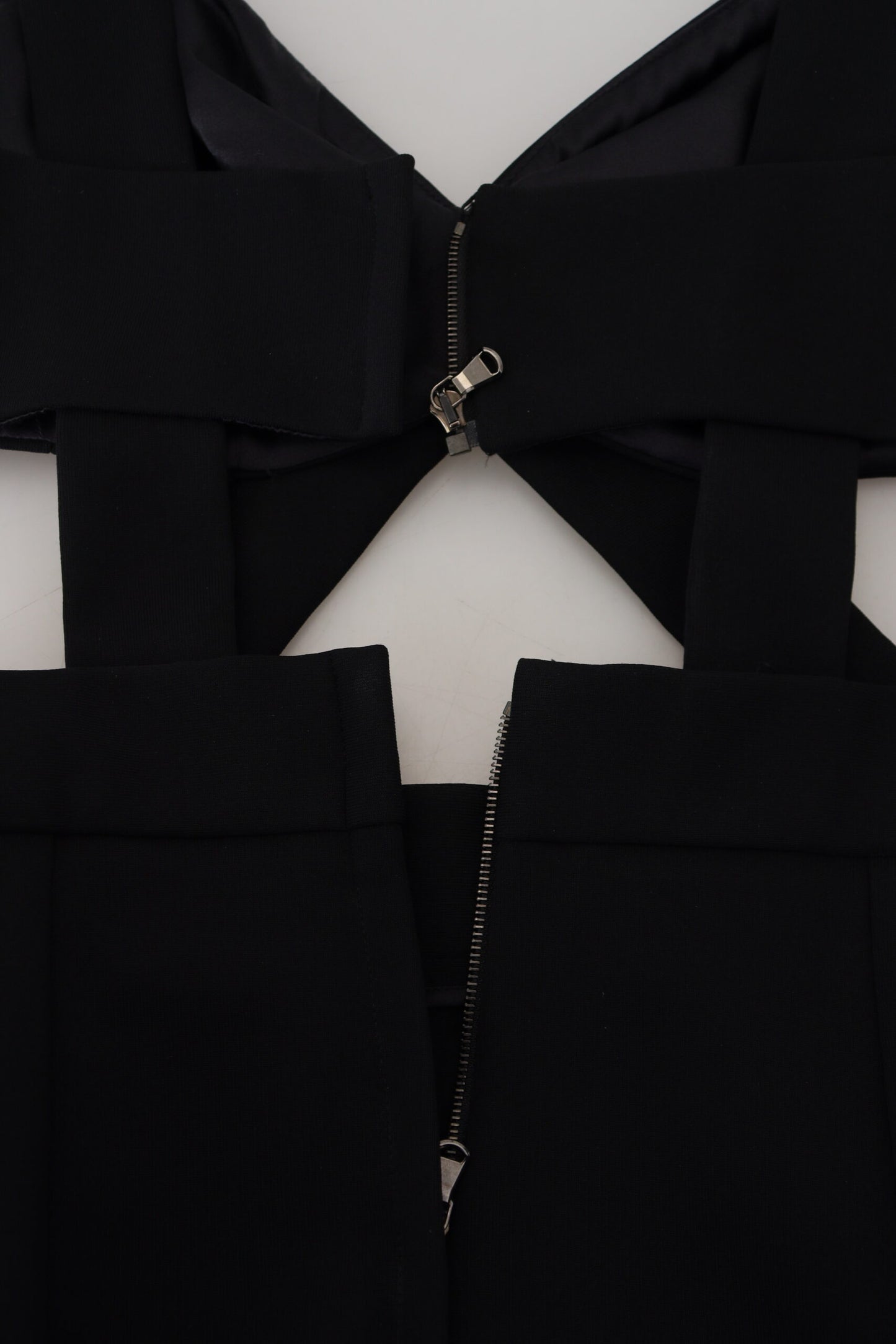 Schwarzes, figurbetontes Midikleid aus Viskose