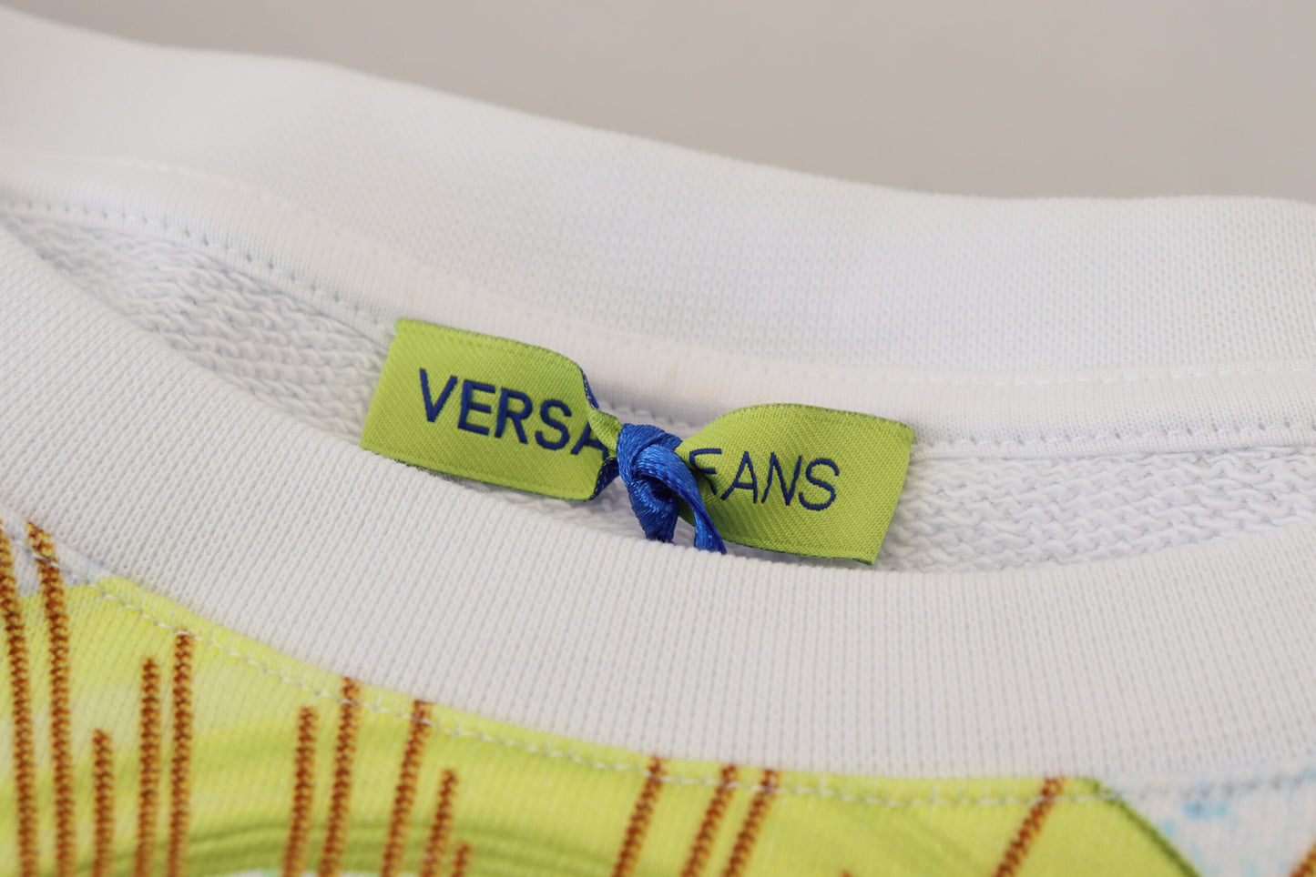 Weißer Pullover mit Grafikdruck und langen Ärmeln