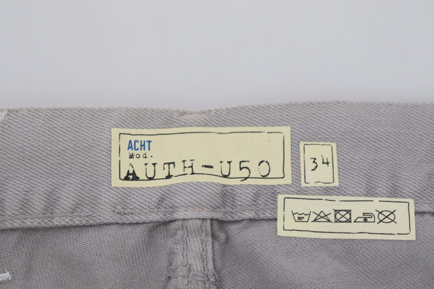 Graue, gerade geschnittene Freizeitjeans aus Baumwolle mit umgeschlagenem Saum