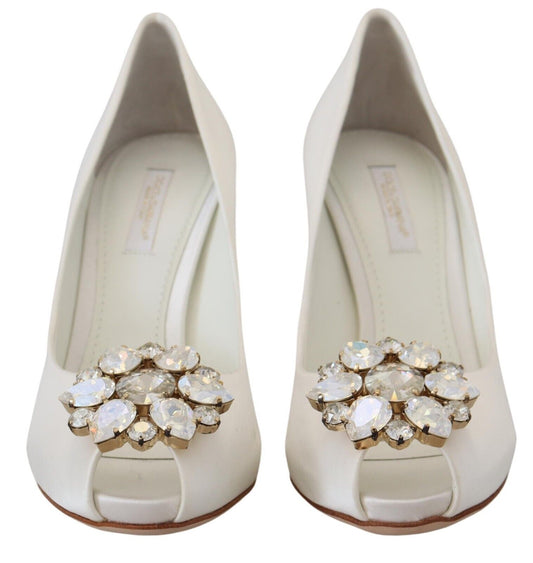Weiße Satin-Pumps mit Peep-Toe-Absatz und Kristallen