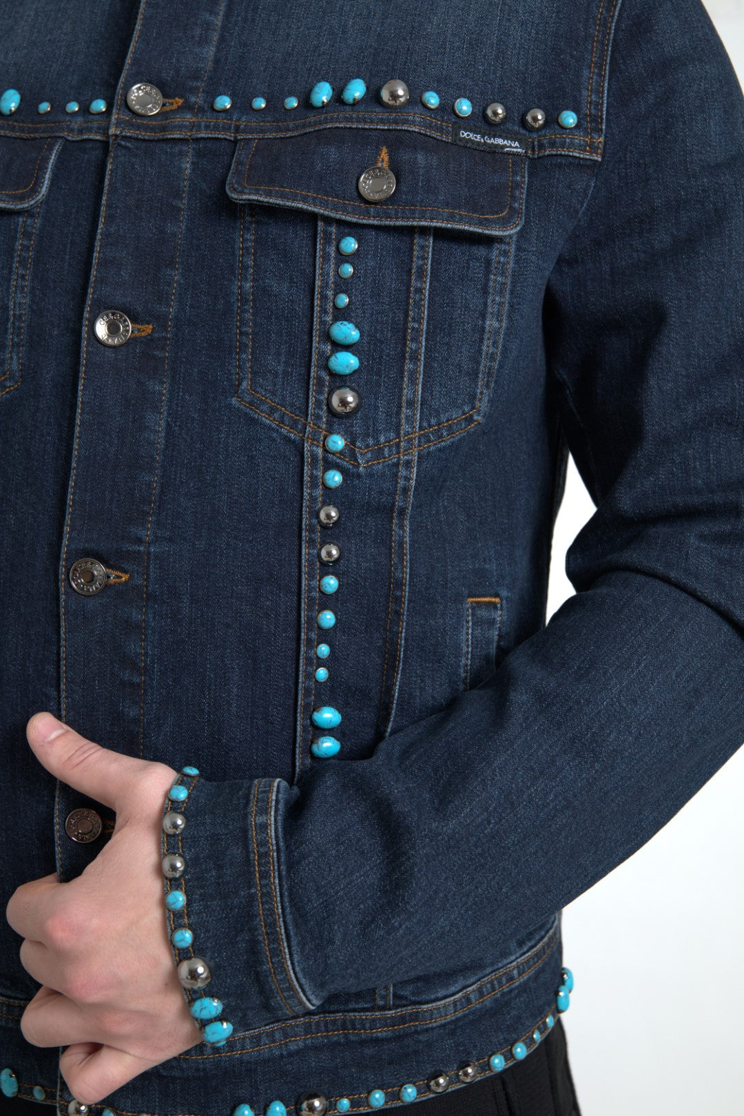 Blaue Jeansjacke mit türkisfarbenen Steinen und Nieten
