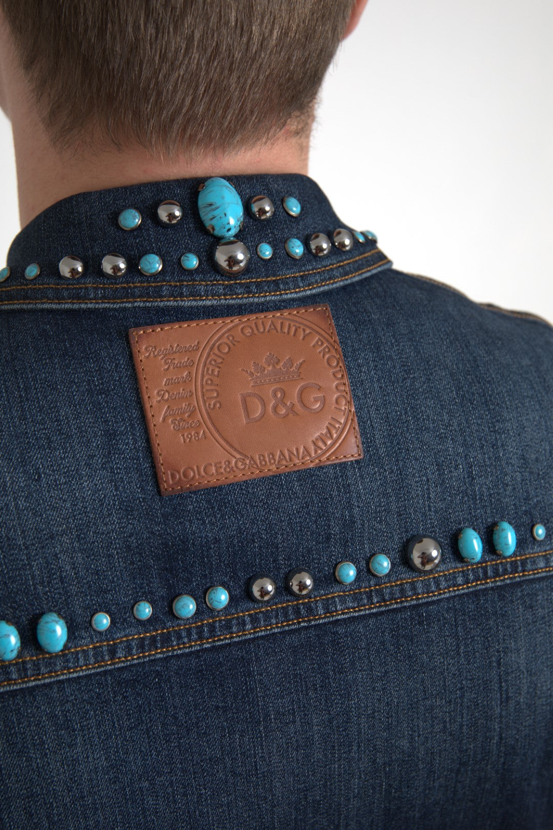 Blaue Jeansjacke mit türkisfarbenen Steinen und Nieten
