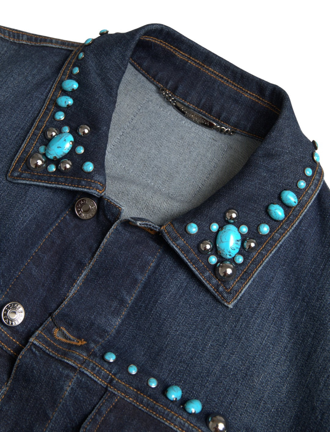 Blaue Jeansjacke mit türkisfarbenen Steinen und Nieten