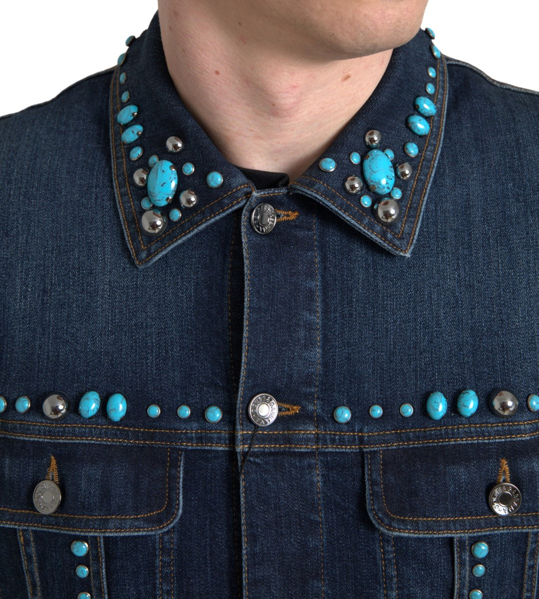 Blaue Jeansjacke mit türkisfarbenen Steinen und Nieten