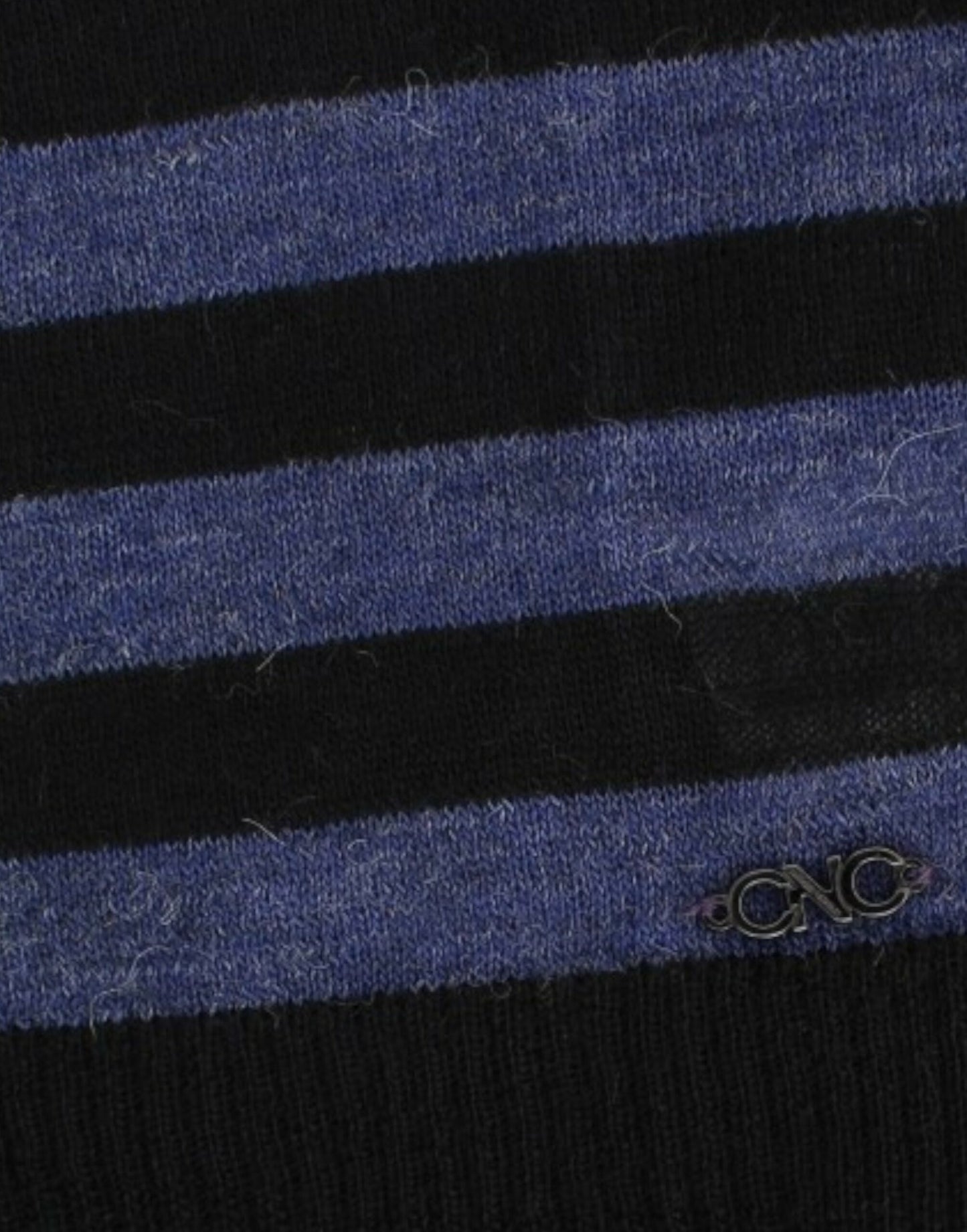 Schwarz gestreifter Pullover mit V-Ausschnitt