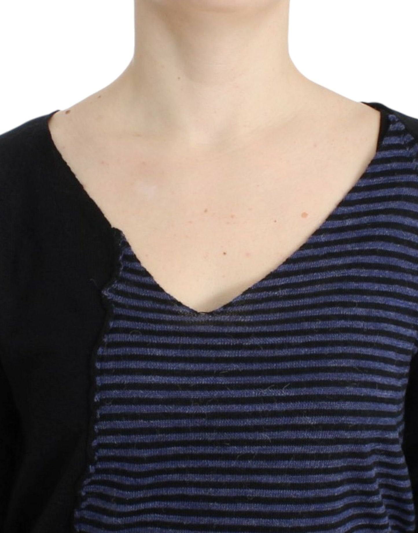 Schwarz gestreifter Pullover mit V-Ausschnitt