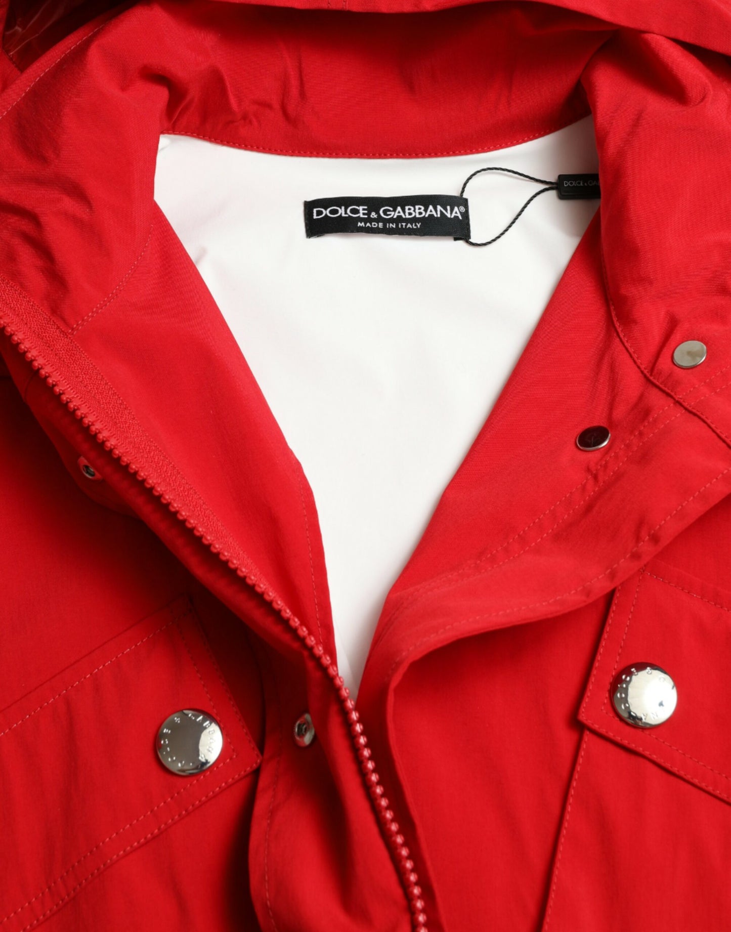 Rote Regenjacke aus Polyester mit Kapuze und Knopf