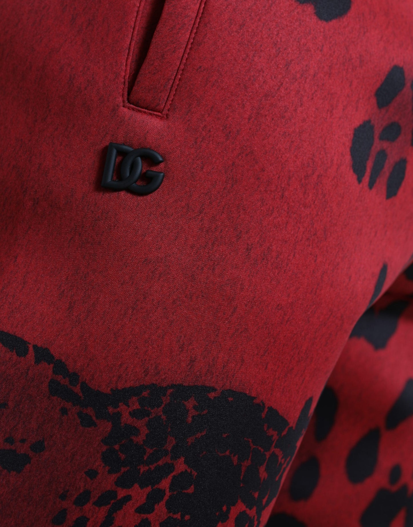 Rot-schwarze Stretch-Jogginghose mit Leopardenmuster