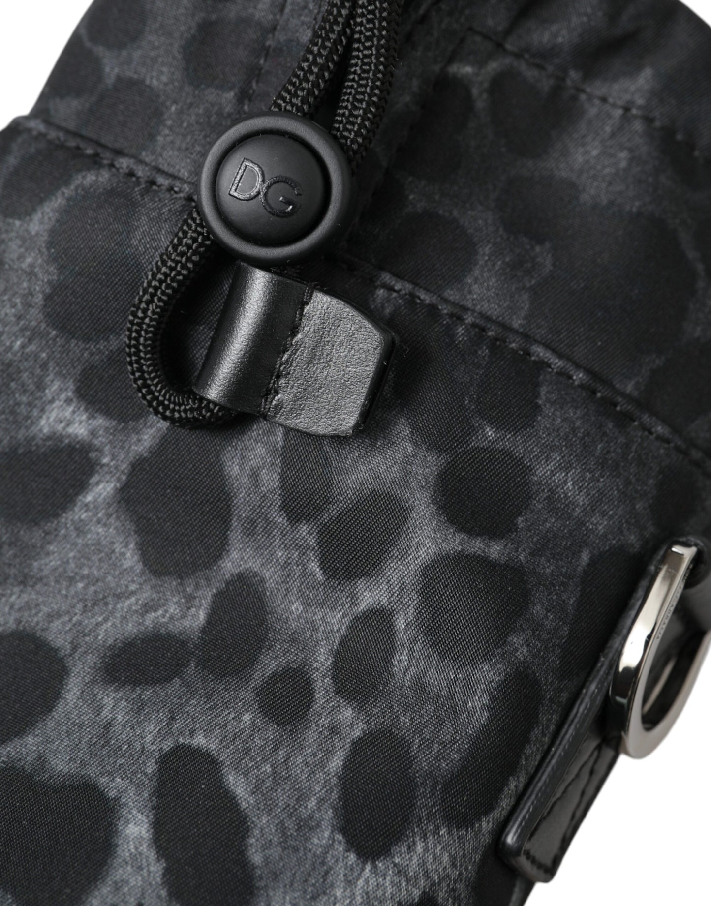 Runde, schmale Tragetasche mit Flaschenhalter in Schwarz mit Leopardenmuster