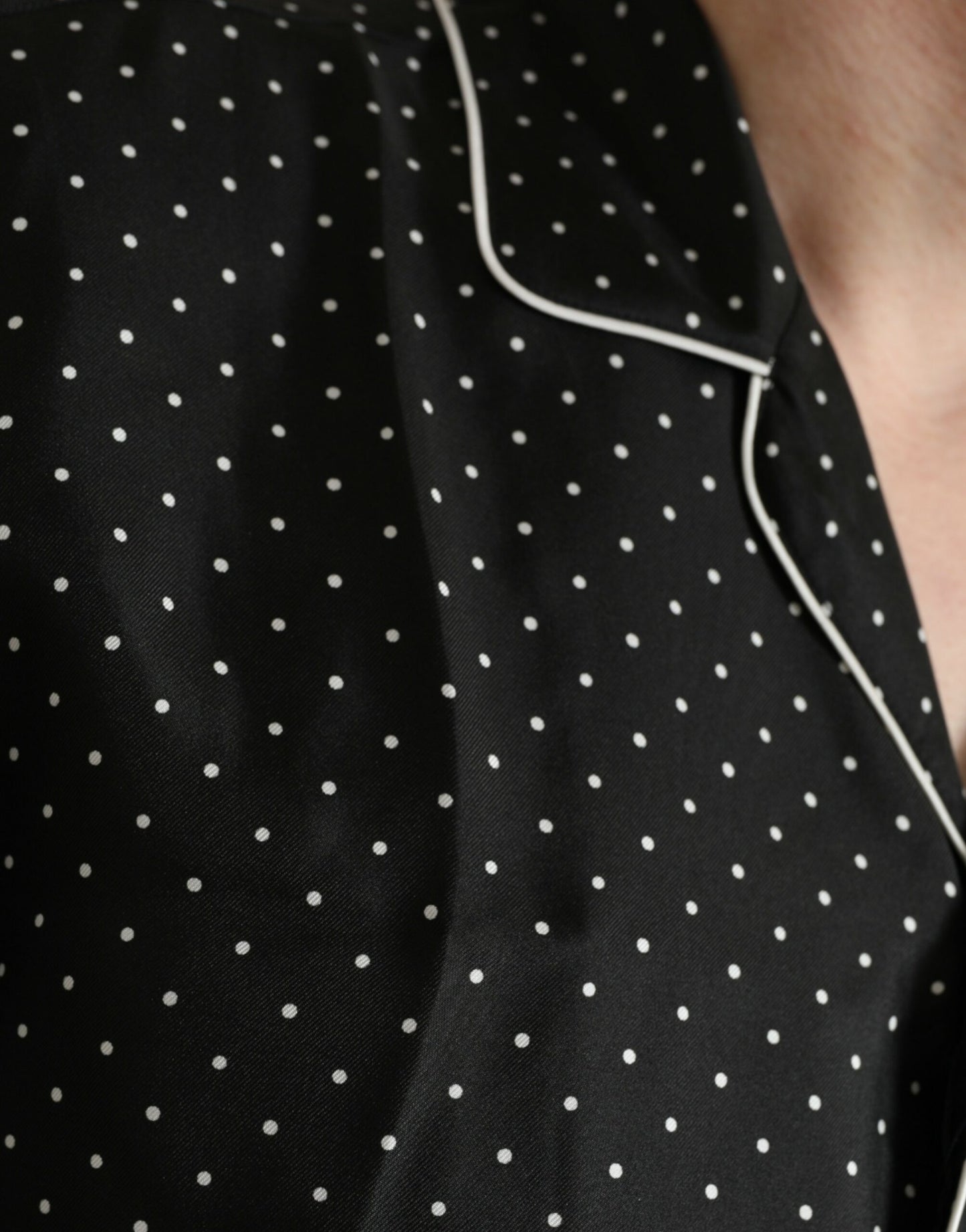 Schwarzes Langarmhemd aus Seide mit Polka Dots