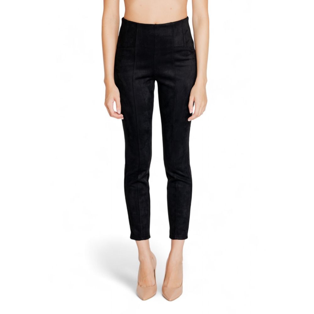 Schwarze Polyesterjeans und -hose