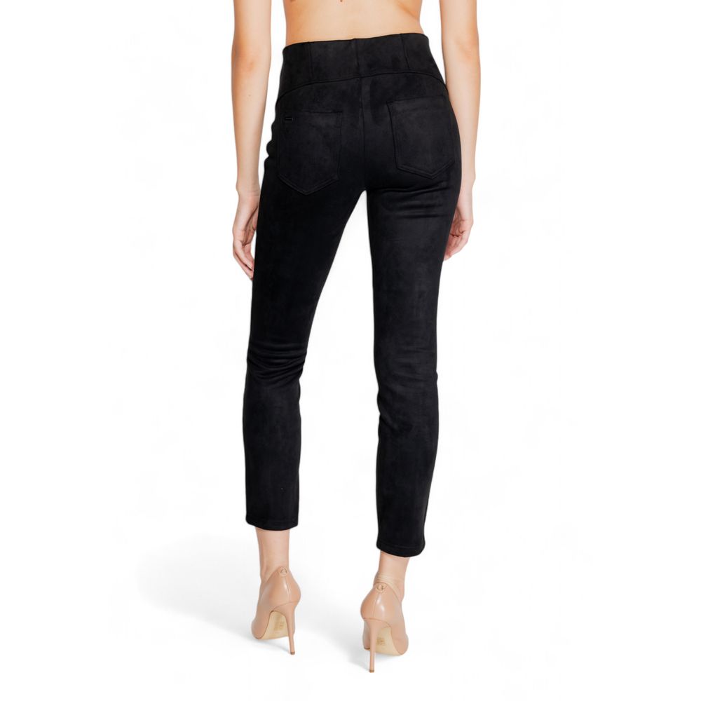 Schwarze Polyesterjeans und -hose