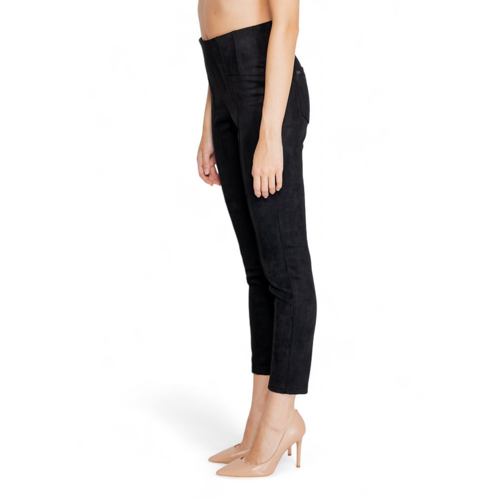 Schwarze Polyesterjeans und -hose