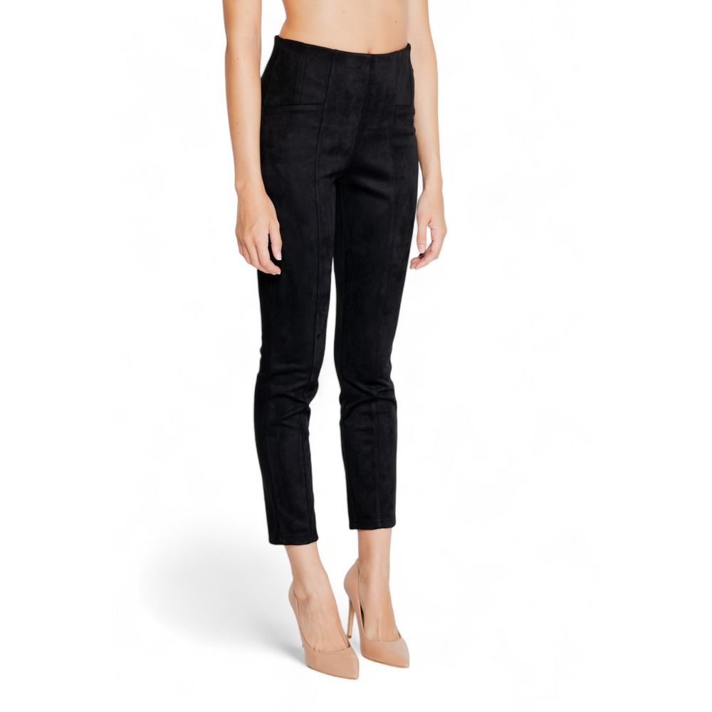 Schwarze Polyesterjeans und -hose