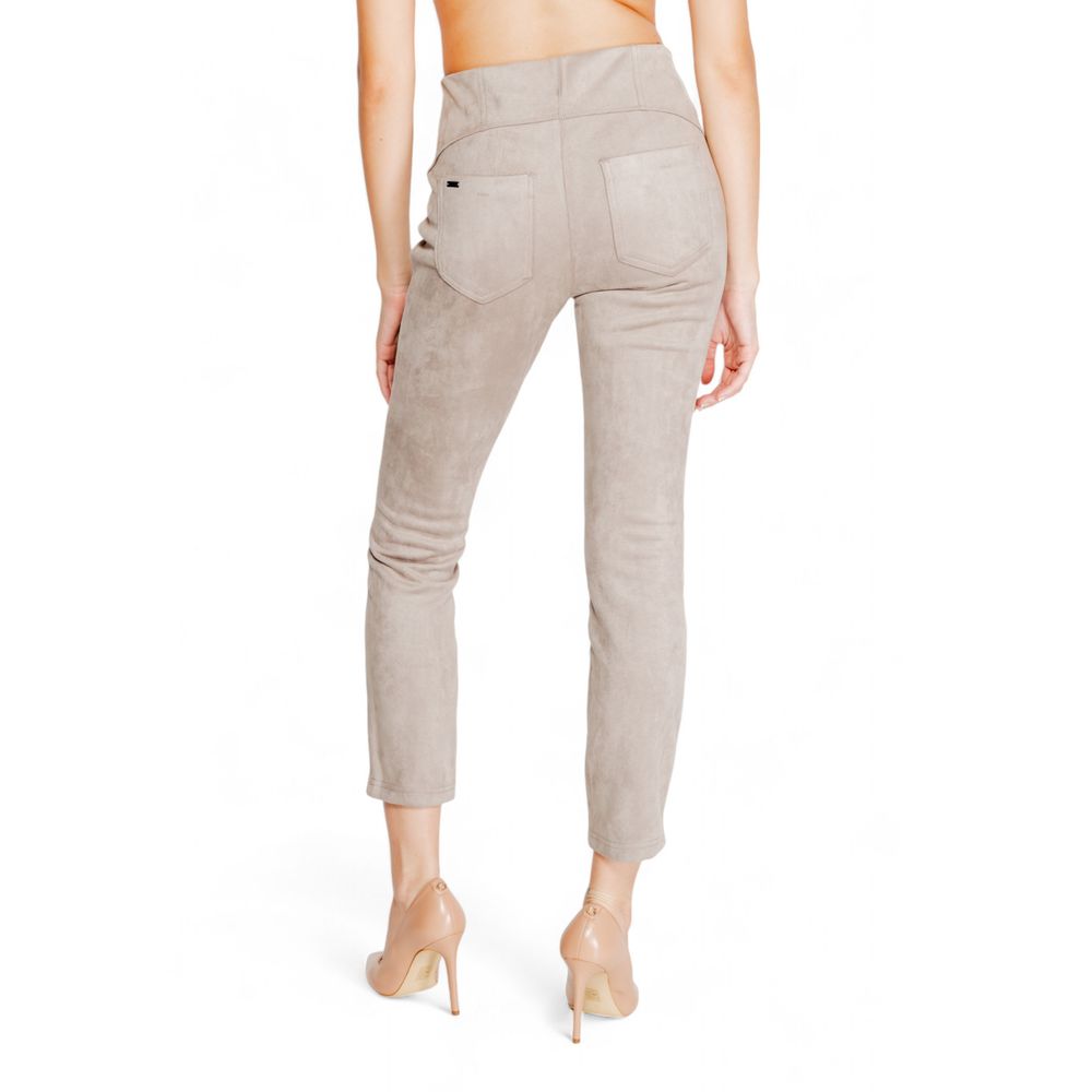 Graue Polyesterjeans und -hose