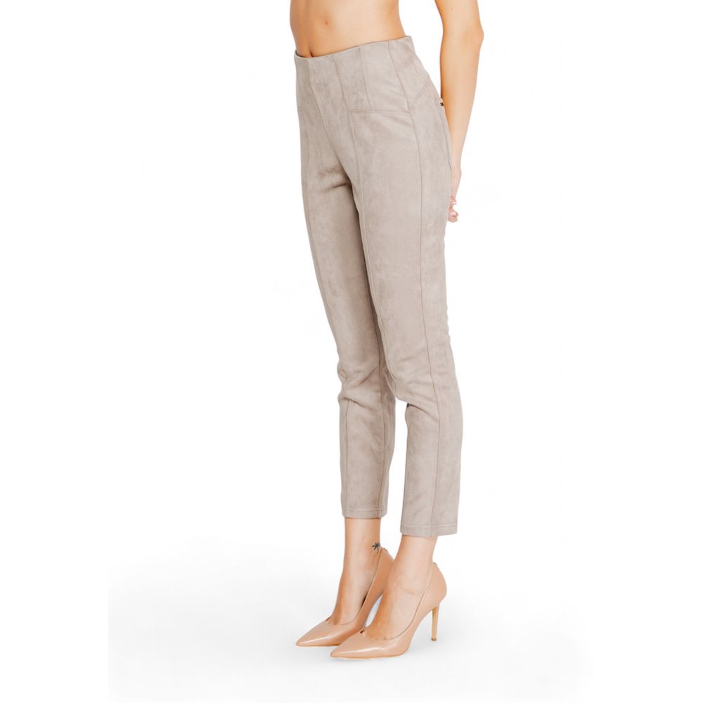 Graue Polyesterjeans und -hose