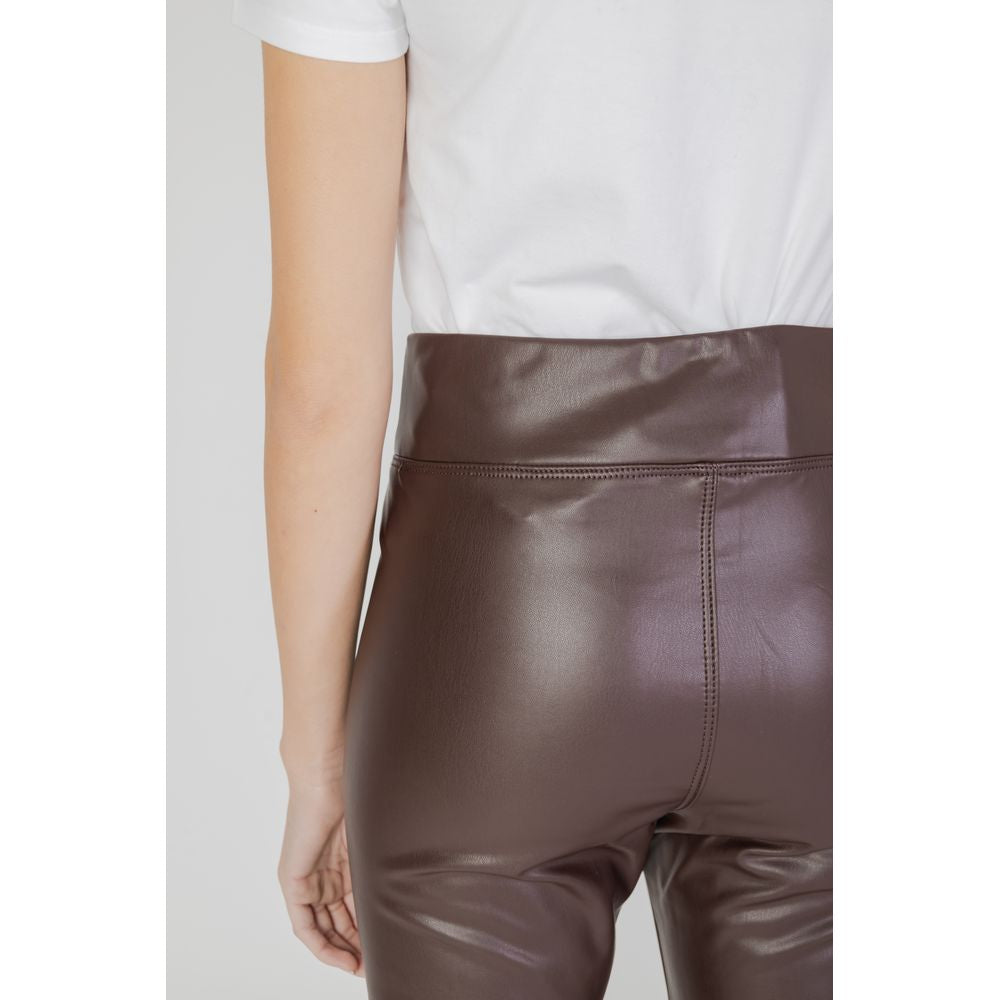Braune Polyesterjeans und -hose