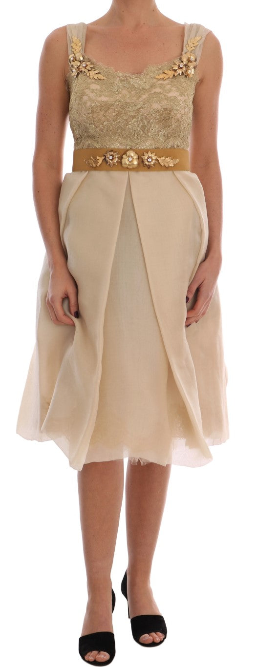 Goldfarbenes Seidenkleid mit Kristallverzierung