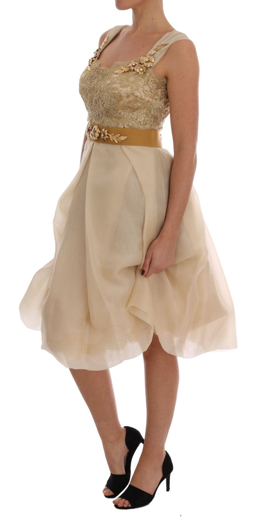 Goldfarbenes Seidenkleid mit Kristallverzierung