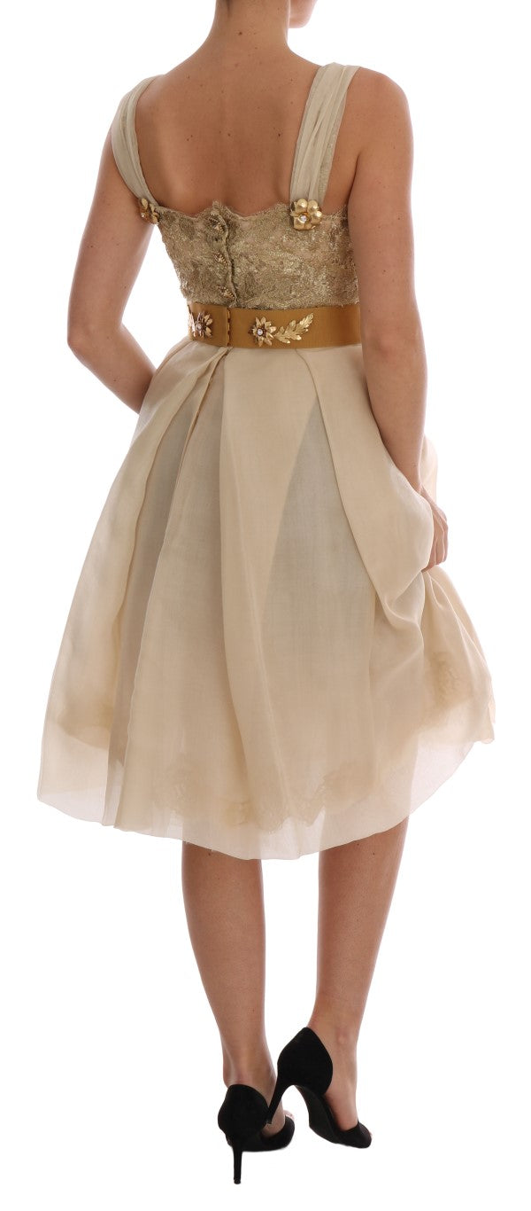 Goldfarbenes Seidenkleid mit Kristallverzierung