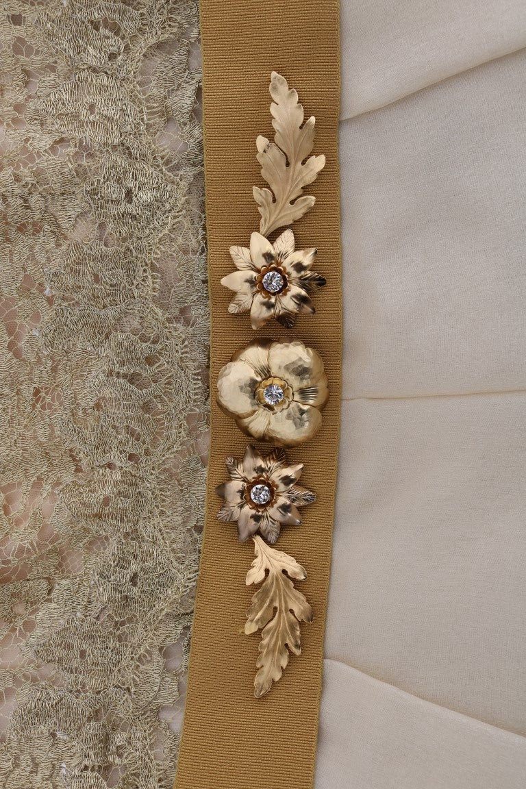 Goldfarbenes Seidenkleid mit Kristallverzierung
