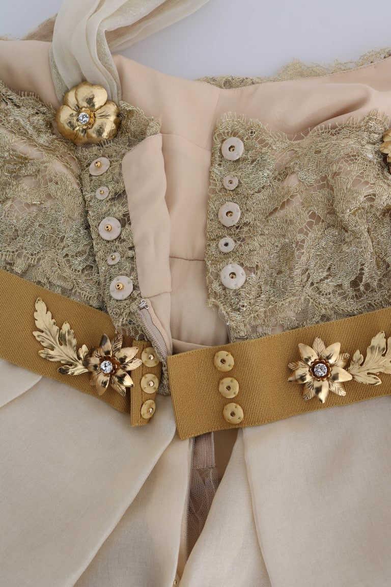 Goldfarbenes Seidenkleid mit Kristallverzierung