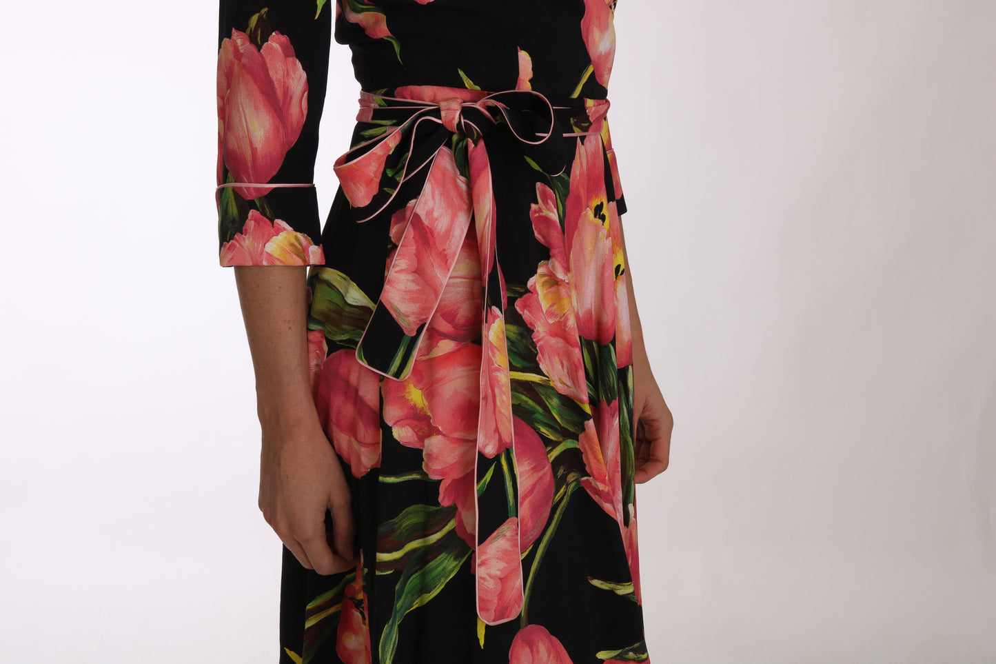 Schwarz-rosa Stretch-Etuikleid mit Tulpenmuster