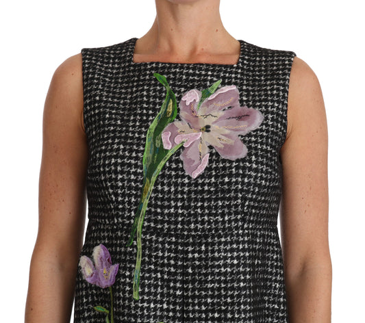 Graues Etuikleid in A-Linie mit Tulpenstickerei
