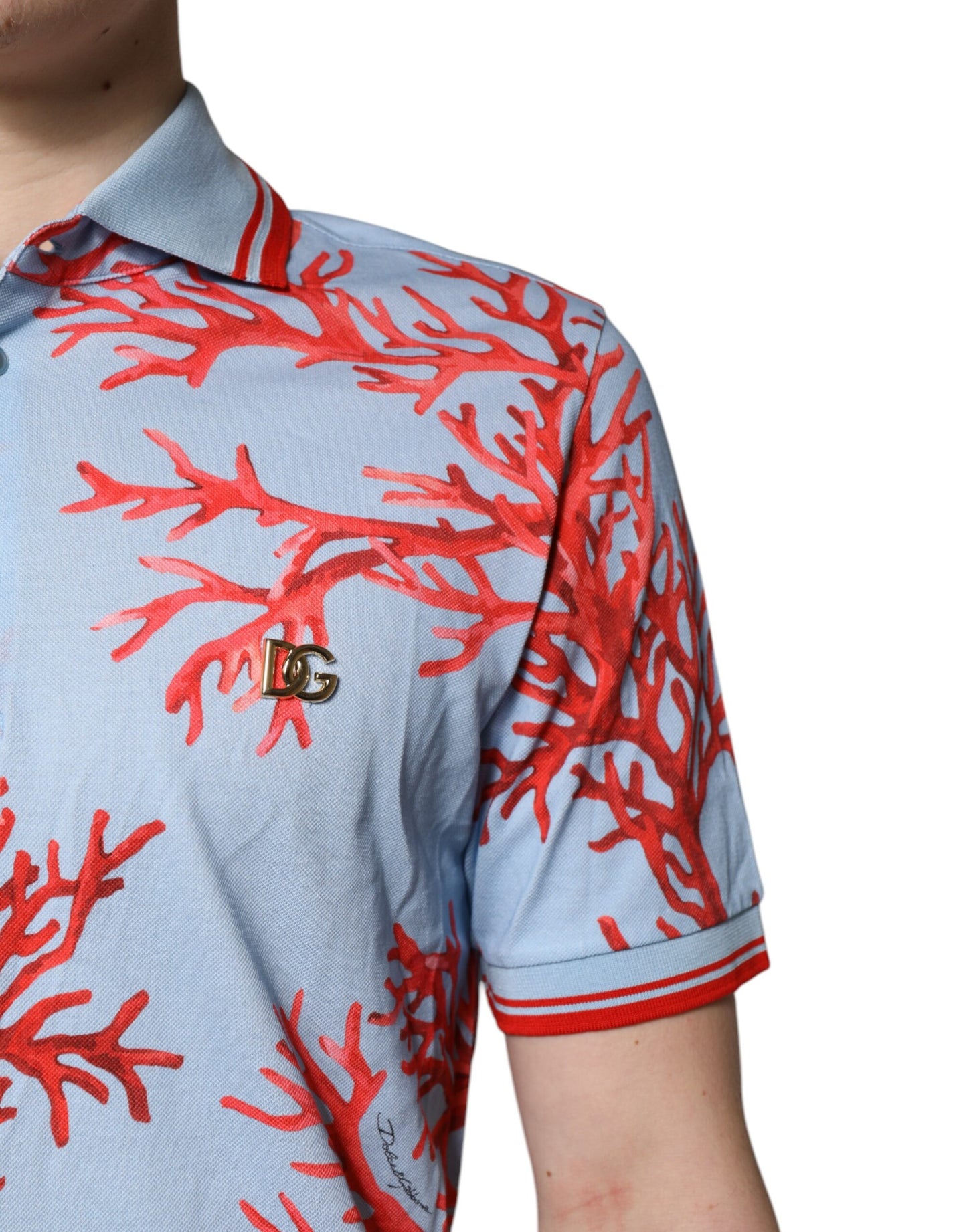 Hellblaues Poloshirt aus korallenfarbener Baumwolle