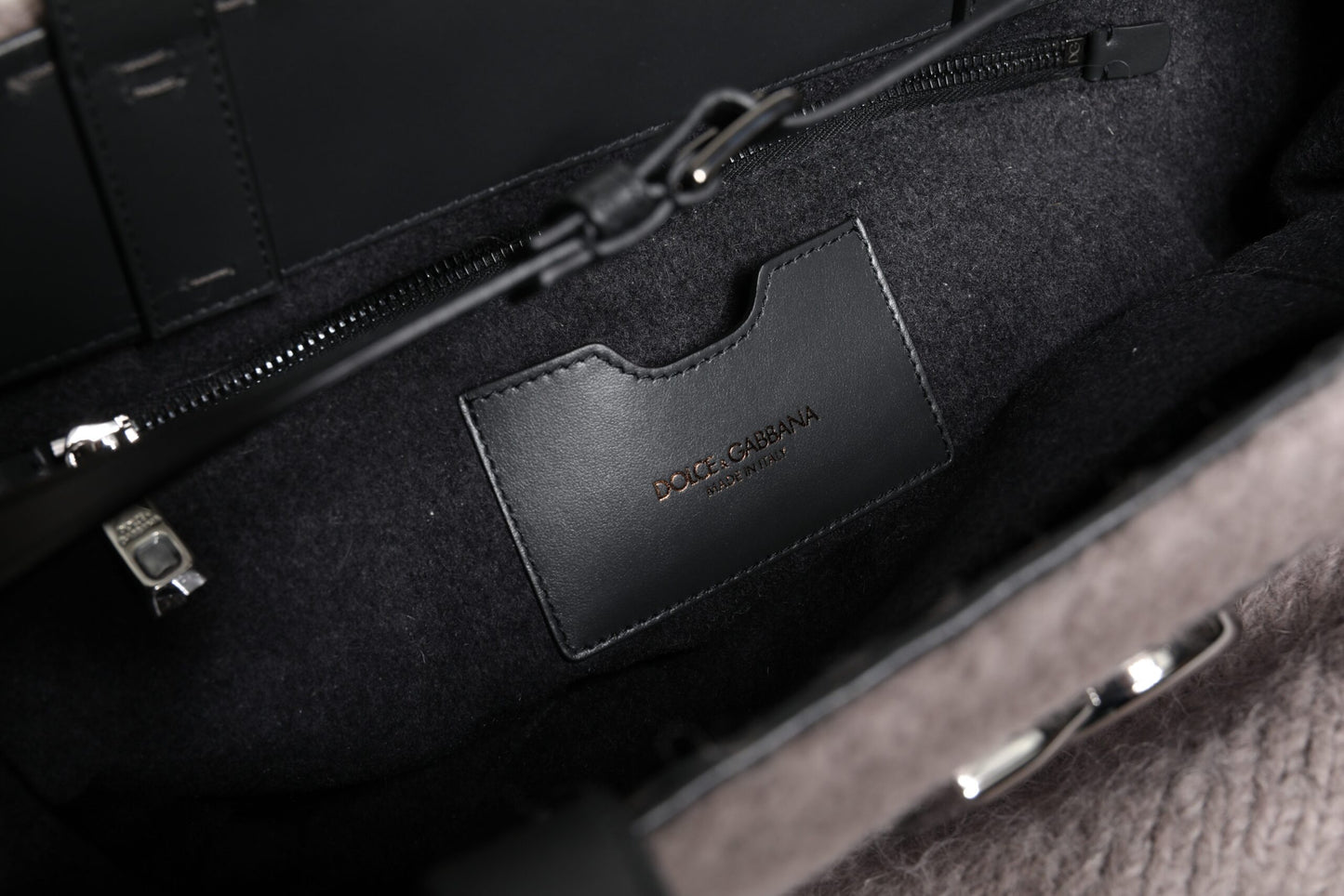 Graue Tote-Umhängetasche aus Alpakawolle mit Logo-Plakette