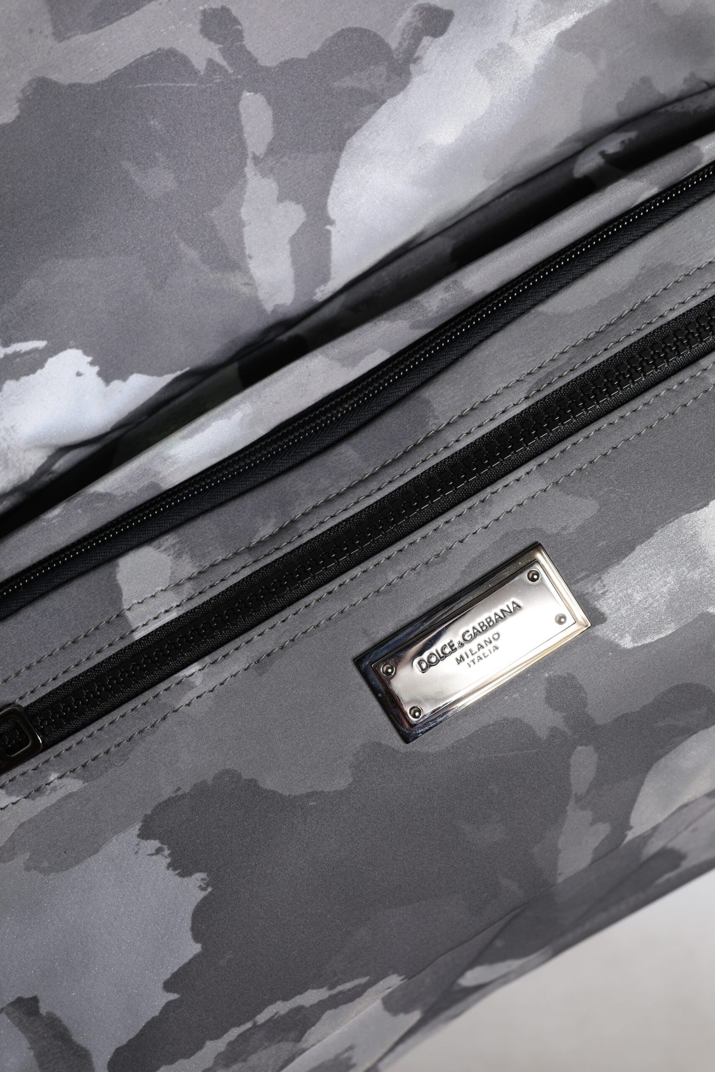 Graue Tragetasche aus Baumwolle mit mehreren Fächern im Camouflage-Muster
