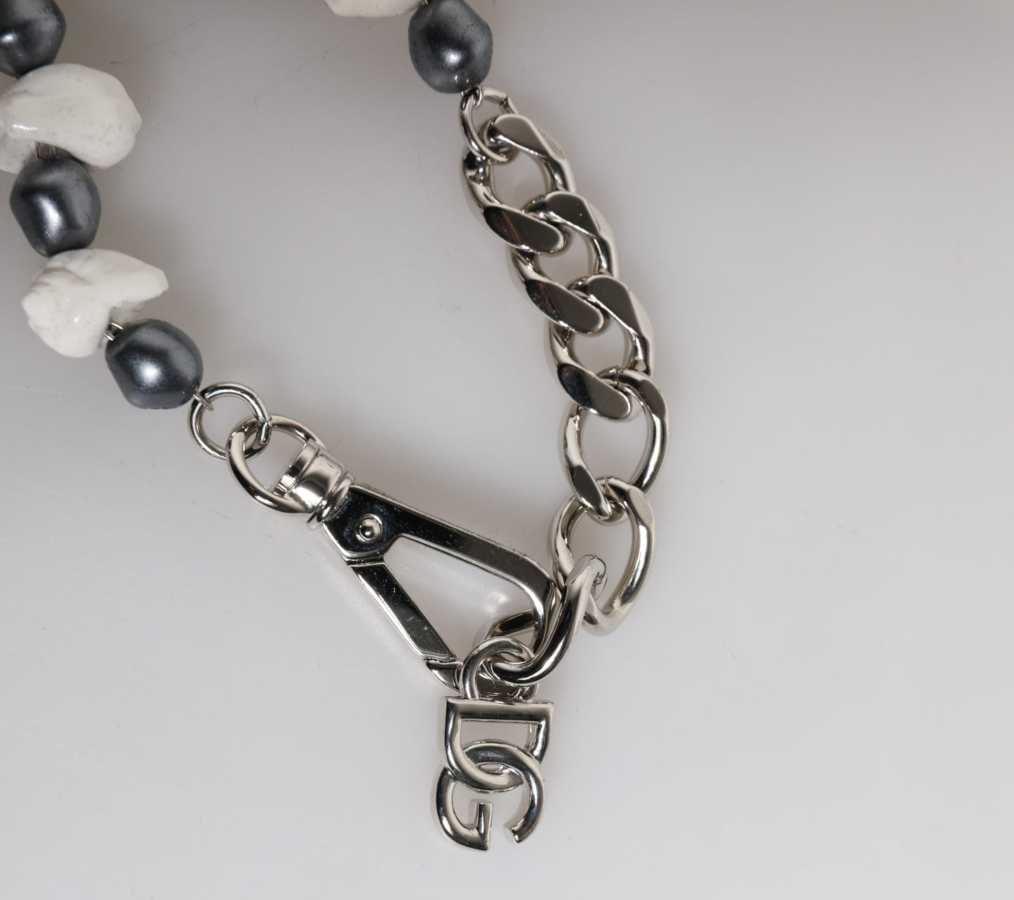 Silberfarbenes Armband mit Muschelanhänger und DG-Logo aus Messing
