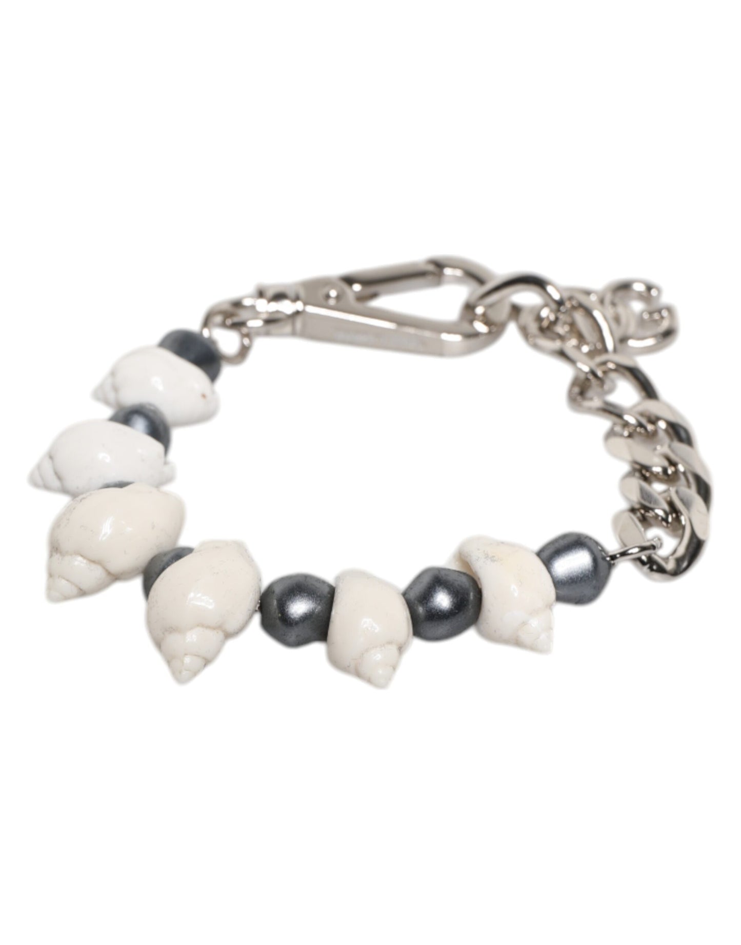 Silberfarbenes Armband mit Muschelanhänger und DG-Logo aus Messing