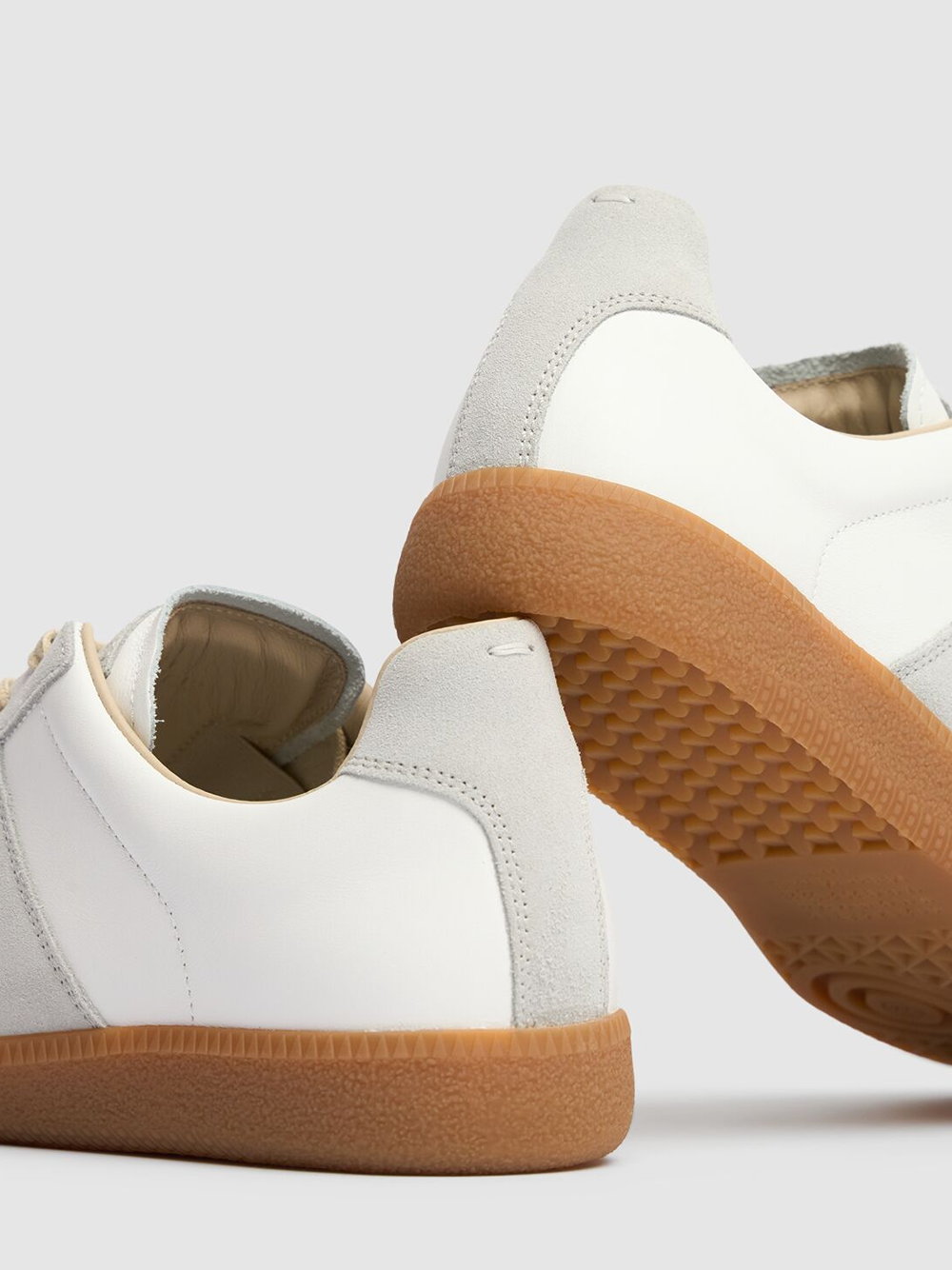 Niedrige Sneakers aus Leder und Wildleder