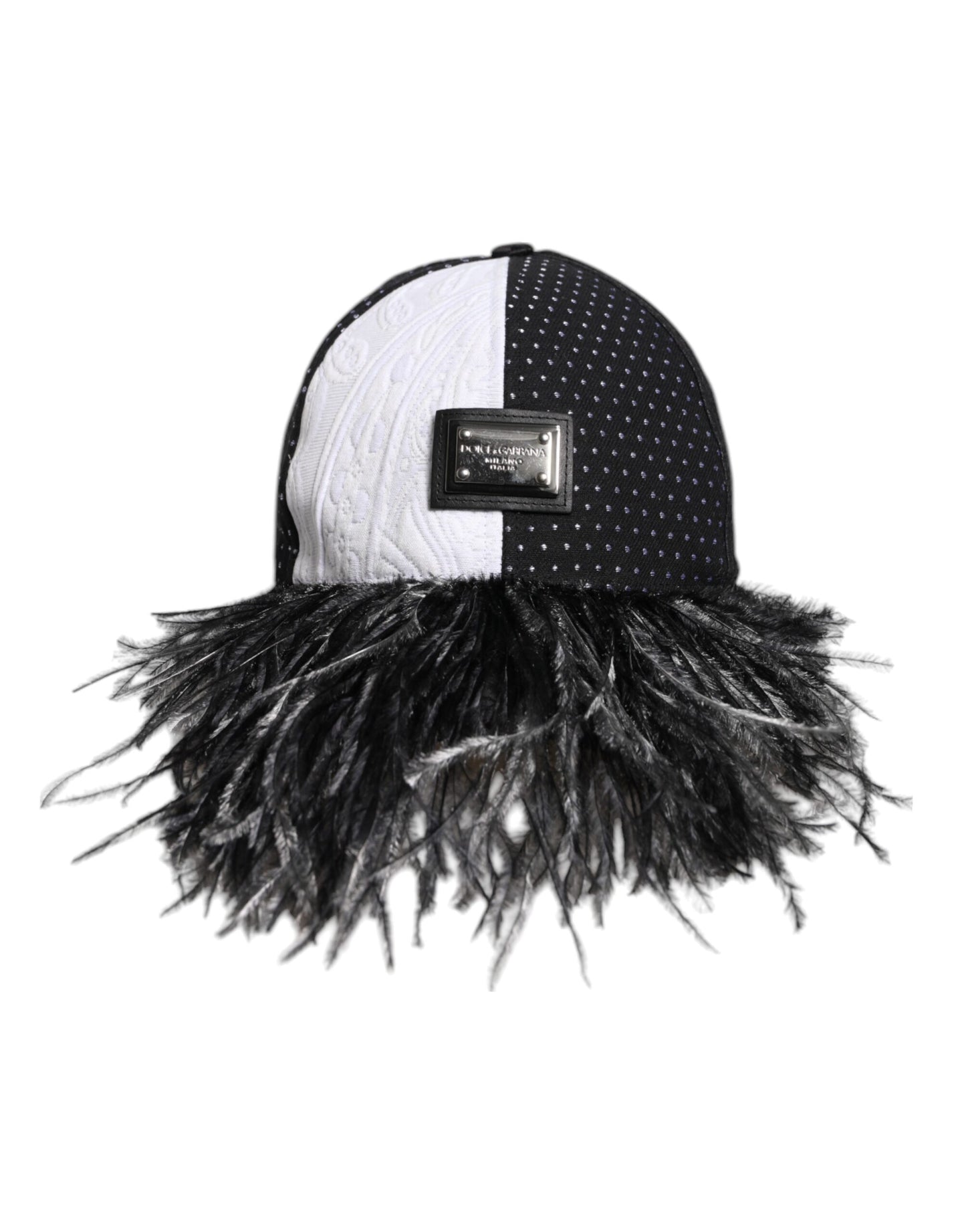 Baseballkappe mit weißen und schwarzen Punkten und Federn
