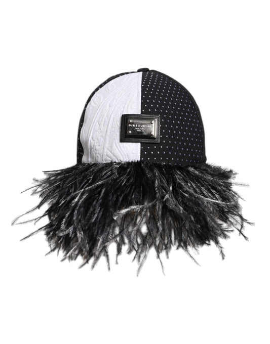 Baseballkappe mit weißen und schwarzen Punkten und Federn