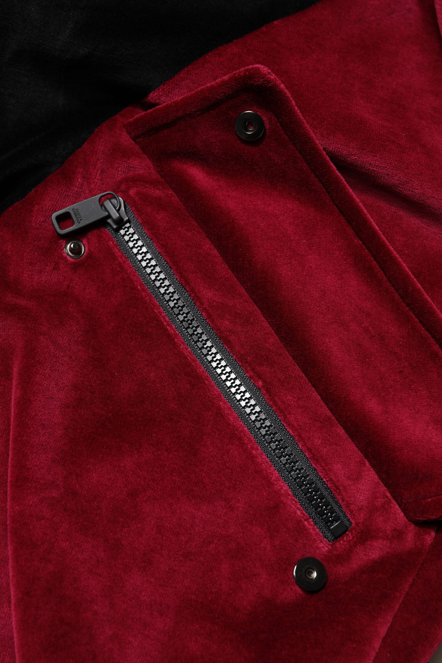 Rot-schwarze Bomberjacke aus Baumwolle mit durchgehendem Reißverschluss und Logo