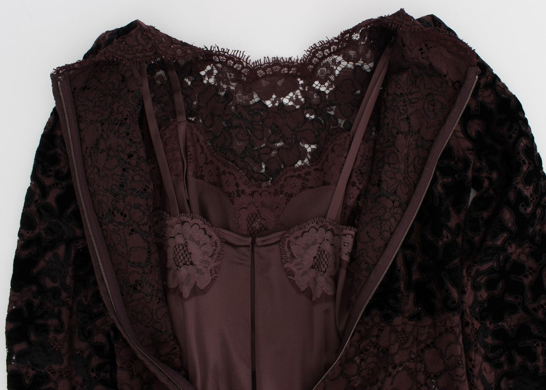 Lilafarbenes Ricamo-Maxikleid mit Blumenspitze